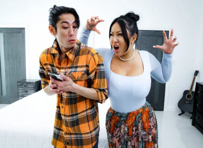 Con trai làm cho mẹ kế xăm trổ hàng múp lên đỉnh