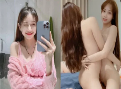 Lâm Thái Vy và cô bạn thân móc bím trên live